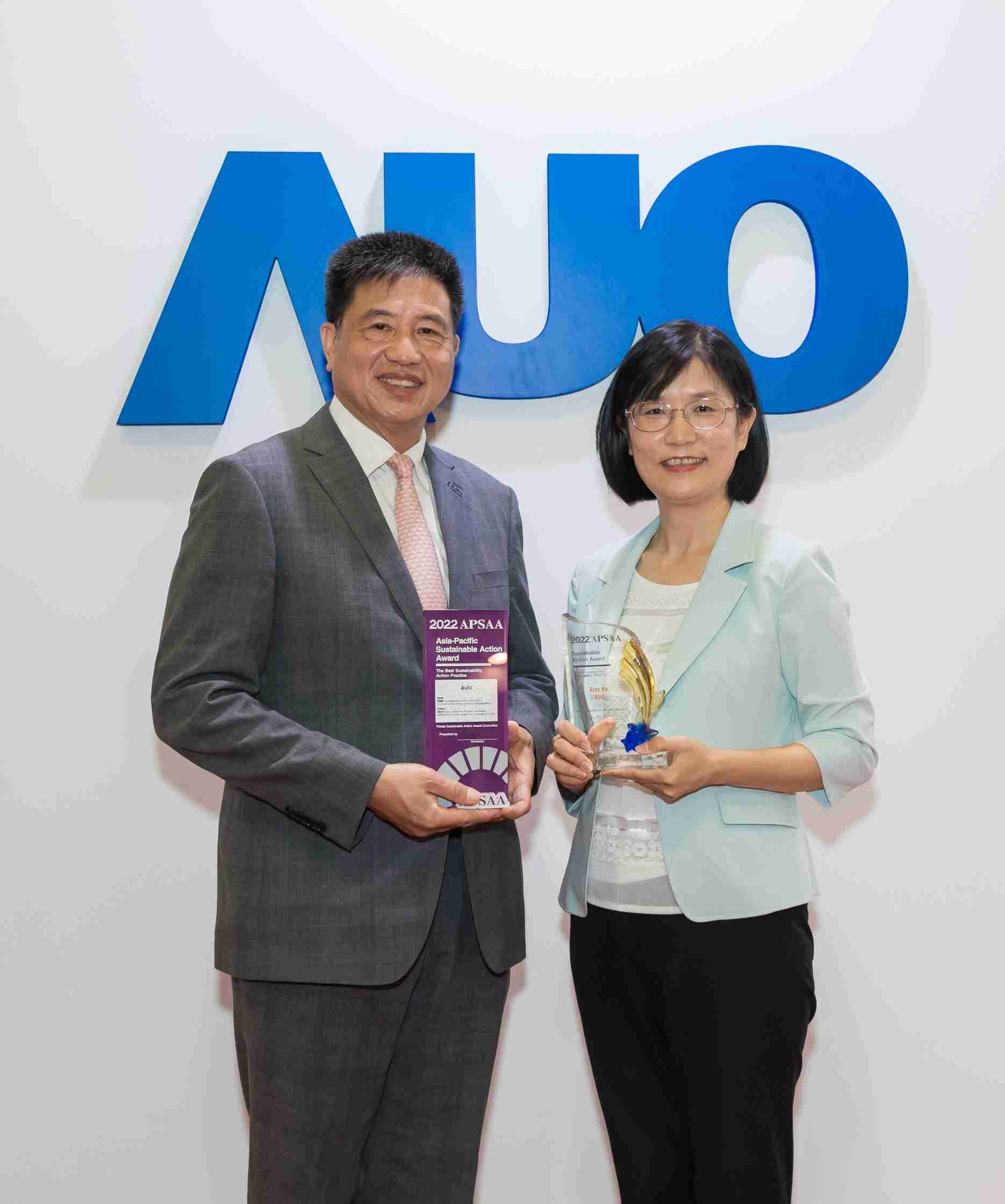 财神娱乐长期垫筑永续远景的基石，，，透过ESG暨气候委员会逐步实践永续策略蓝图。。。其中，，财神娱乐光电永续长古秀华带领团队、、、制定中长期目标，，缔造多面向亮眼表现，，获得「顶尖永续长奖」的个人奖殊荣（左：财神娱乐光电董事长暨执行长彭双浪，，右：财神娱乐光电永续长古秀华）