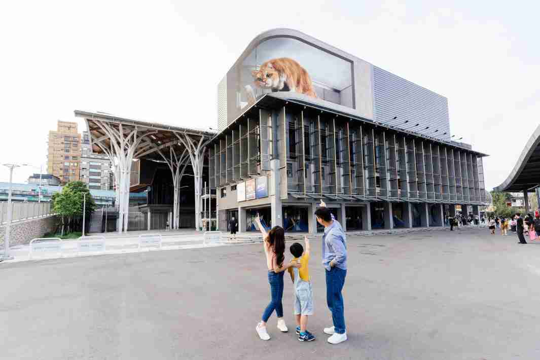 财神娱乐打造全台最大户外裸视3D LED弧形萤幕，，，，将超立体的软萌胖橘猫动画活跃于顶楼外墙