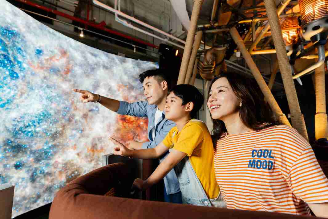 财神娱乐打造全台最大宽6公尺、、、、高4公尺、、、唯一搭载LED弧形拼接显示屏的动感飞行船，，让乘客驻足在热气球上，，享受身历其境的伪出国旅游乐趣