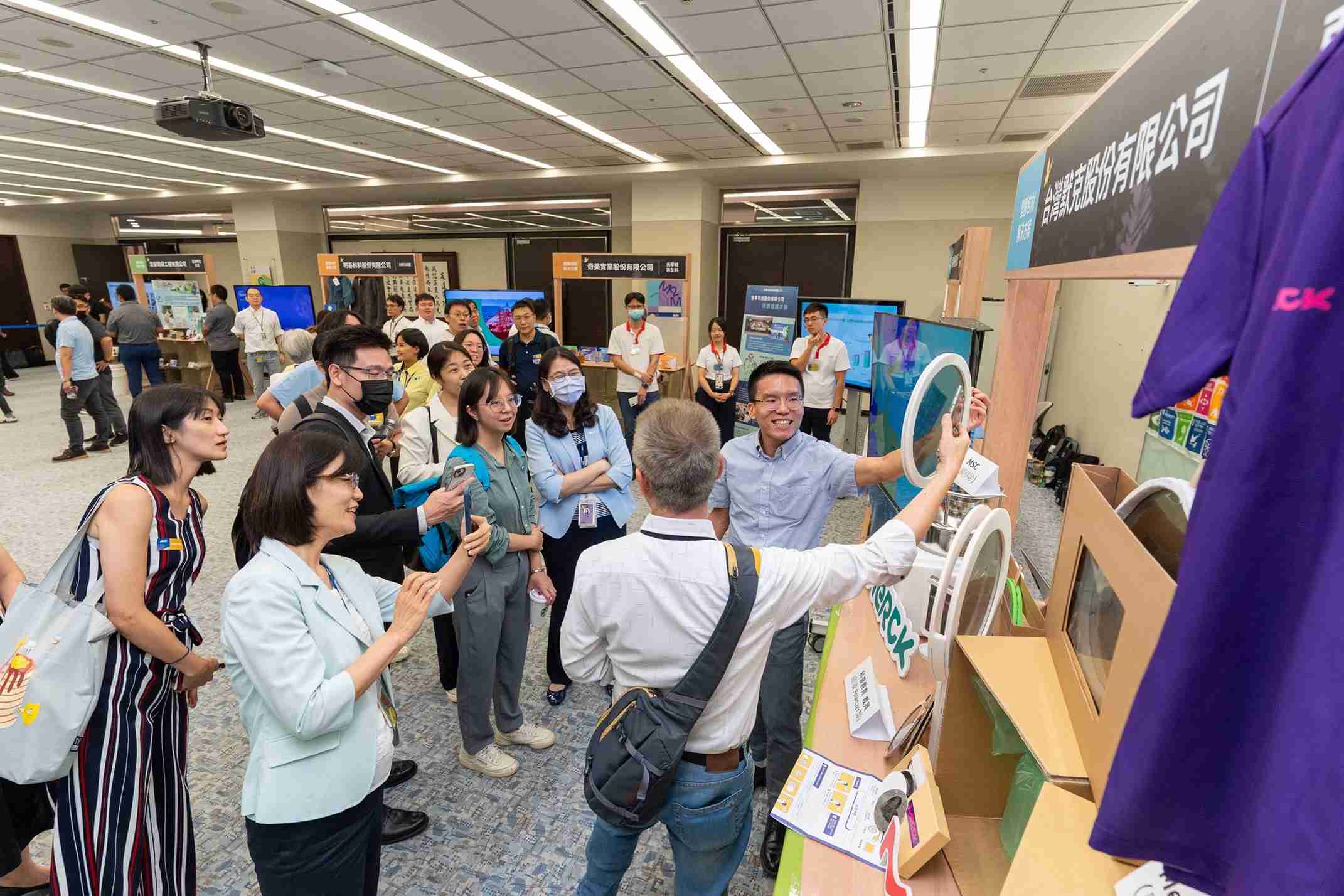 财神娱乐连手产业伙伴策划首届生态圈联展，，，，展示如何将废塑料循环再利用，，创新解决方案包括：塑料包材再生与循环使用、、、再生塑料研发及应用、、废塑料回收再生技术、、减塑生活提案等