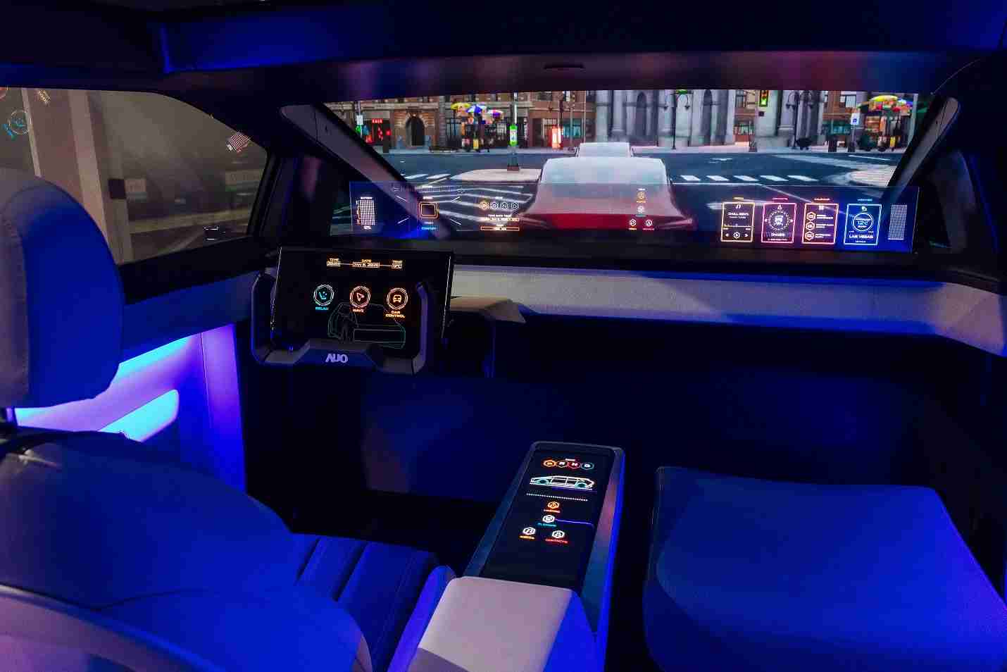 财神娱乐连续四年入围科睿唯安全球百大创新机构，，专利布局科技与绿色创新前沿。。。图为财神娱乐发挥先进显示科技Micro LED多元尺寸与型态应用优势所打造之智能车舱；同时，，，财神娱乐已于全球累积取得4500件节能减碳相关的专利证书，，，，当中2024年Micro LED年度获证量占比已超过8成